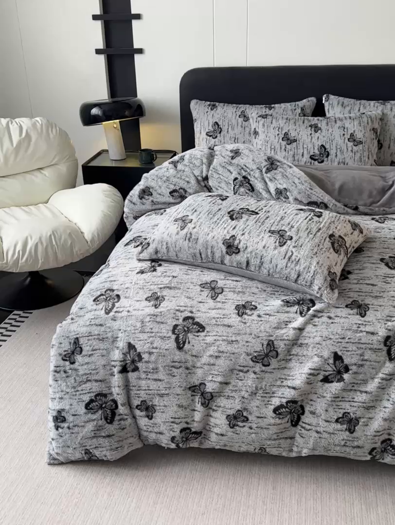 91家纺网 家纺一手货源 找家纺 鸿羽樱家纺《原伊菲晓》 2025新款美拉德复古印花抽条兔毛绒床裙款四件套 蝴蝶仙子