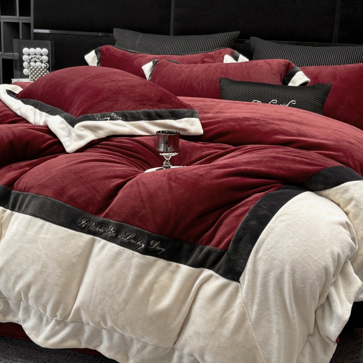 91家纺网 家纺一手货源 找家纺 蓝梦 2025新款270g全消光牛奶绒四件套-雪芙莉系列 安可拉红