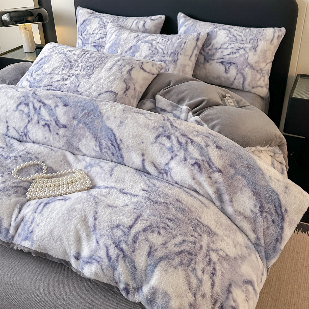 91家纺网 家纺一手货源 找家纺 鸿羽樱家纺《原伊菲晓》 2025新款美拉德复古印花抽条兔毛绒床裙款四件套 大理石紫