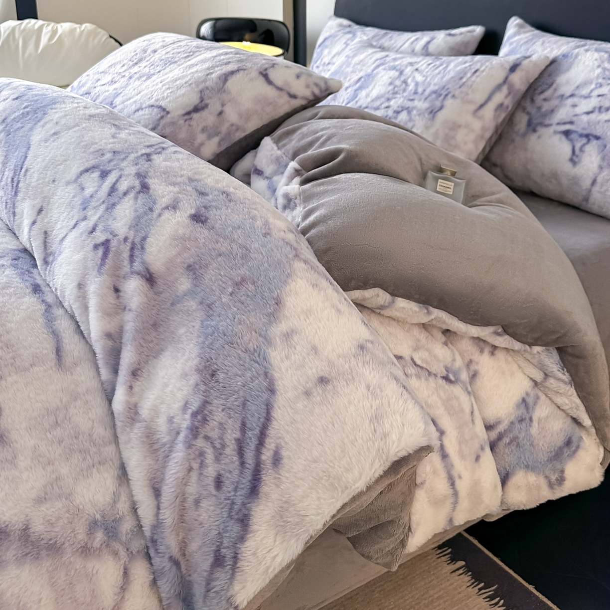 91家纺网 家纺一手货源 找家纺 鸿羽樱家纺《原伊菲晓》 2025新款美拉德复古印花抽条兔毛绒床裙款四件套 大理石紫