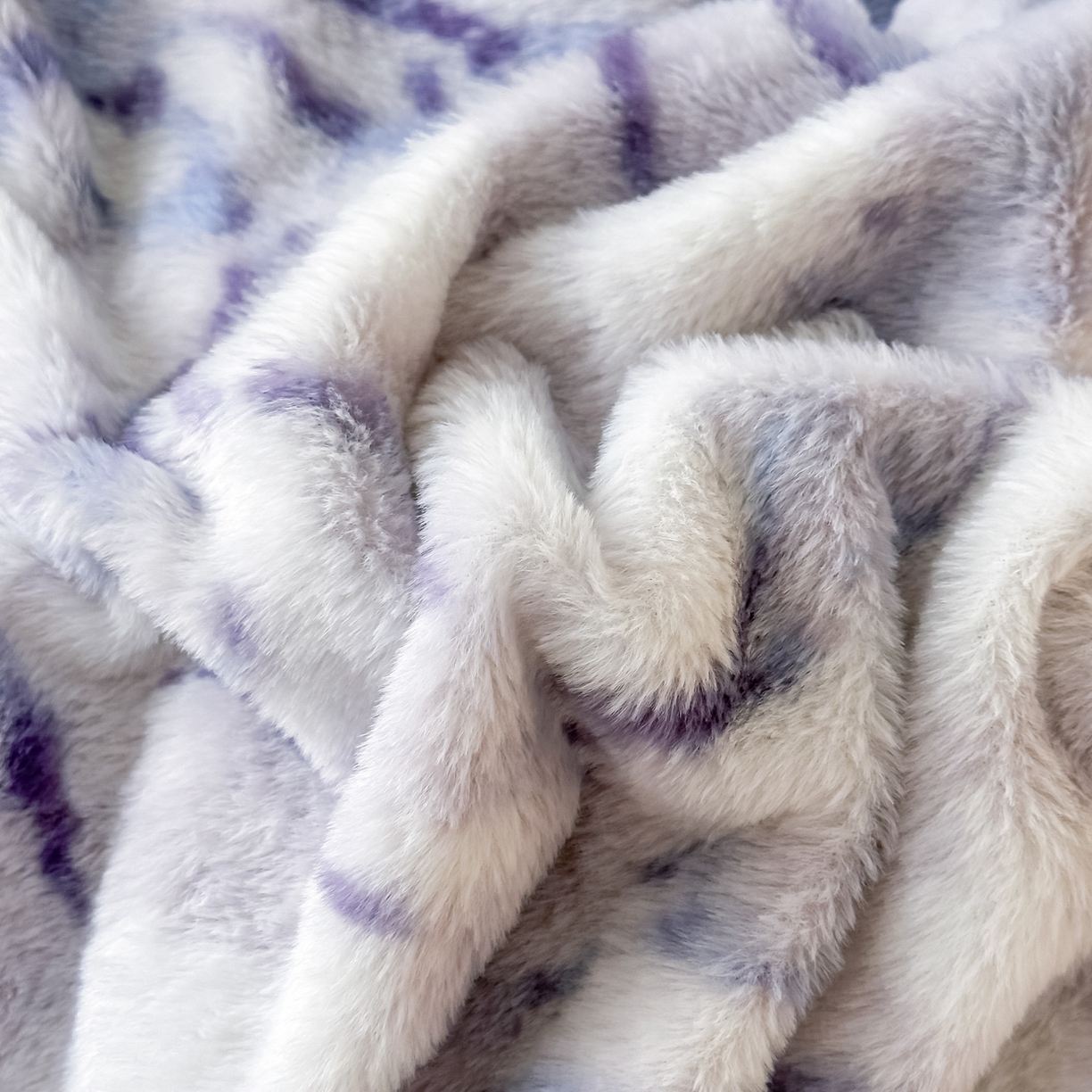 91家纺网 家纺一手货源 找家纺 鸿羽樱家纺《原伊菲晓》 2025新款美拉德复古印花抽条兔毛绒床裙款四件套 大理石紫