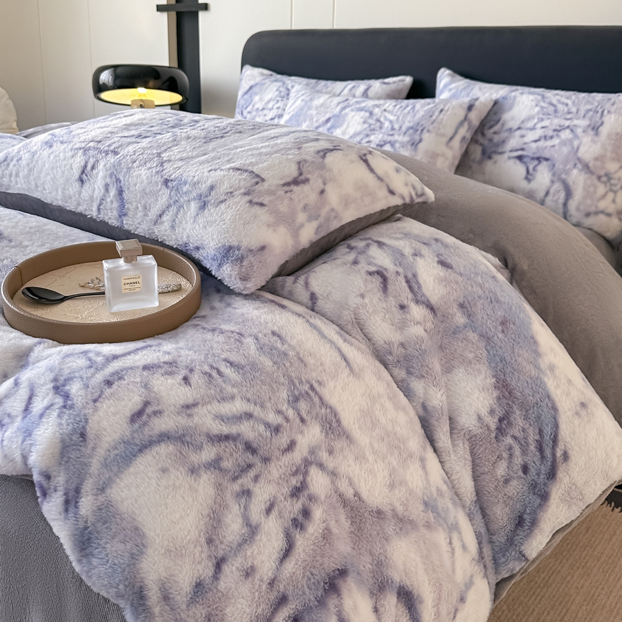 91家纺网 家纺一手货源 找家纺 鸿羽樱家纺《原伊菲晓》 2025新款美拉德复古印花抽条兔毛绒床裙款四件套 大理石紫