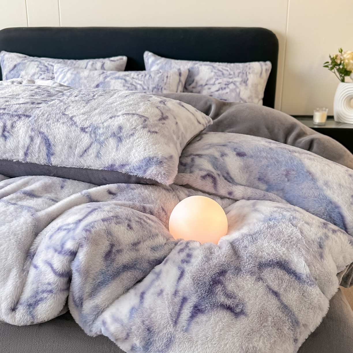 91家纺网 家纺一手货源 找家纺 鸿羽樱家纺《原伊菲晓》 2025新款美拉德复古印花抽条兔毛绒床裙款四件套 大理石紫