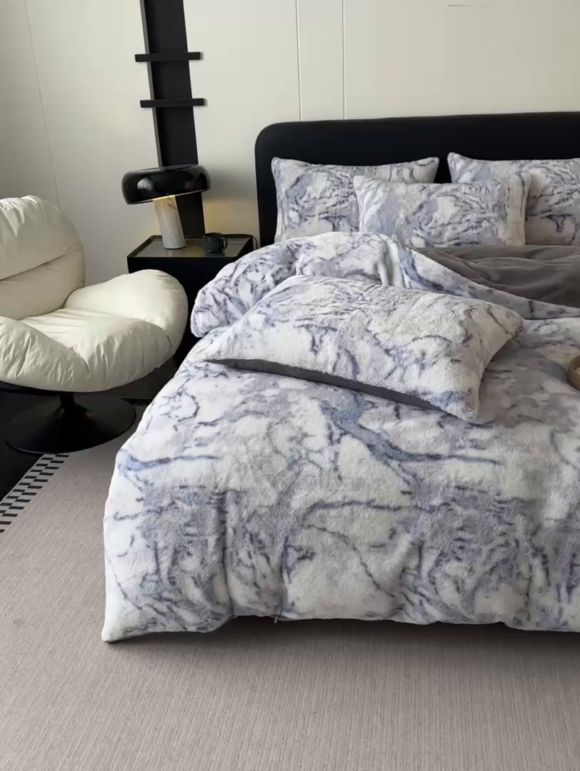 91家纺网 家纺一手货源 找家纺 鸿羽樱家纺《原伊菲晓》 2025新款美拉德复古印花抽条兔毛绒床裙款四件套 大理石紫