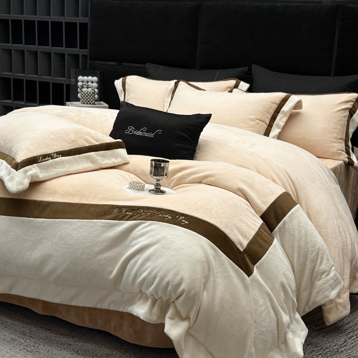 91家纺网 家纺一手货源 找家纺 蓝梦 2025新款270g全消光牛奶绒四件套-雪芙莉系列 贝壳粉