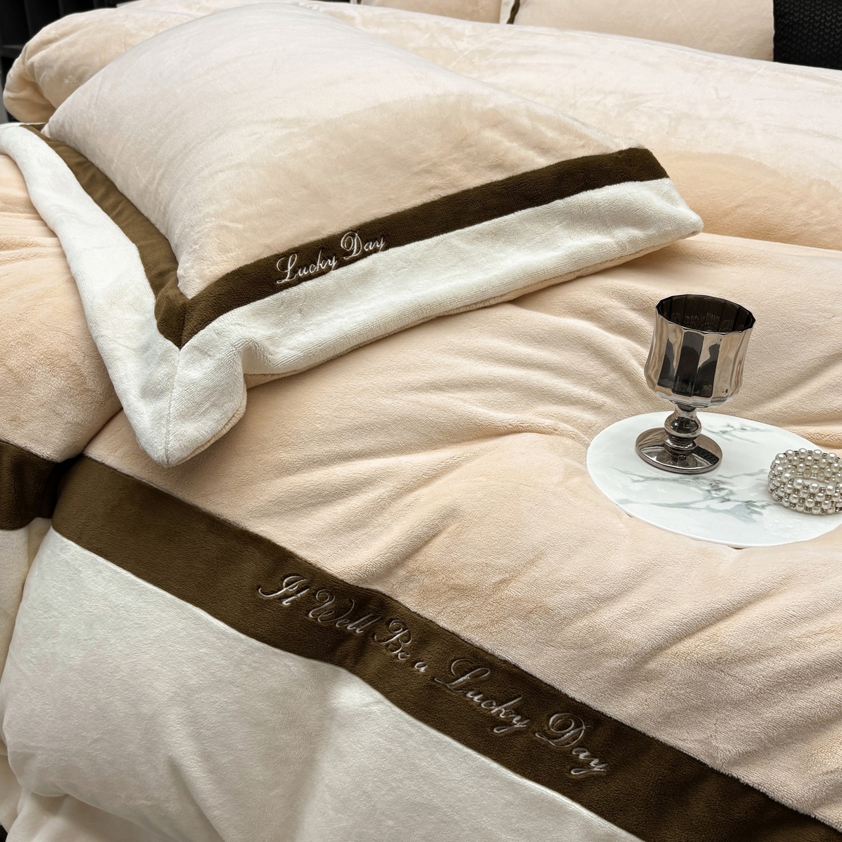 91家纺网 家纺一手货源 找家纺 蓝梦 2025新款270g全消光牛奶绒四件套-雪芙莉系列 贝壳粉