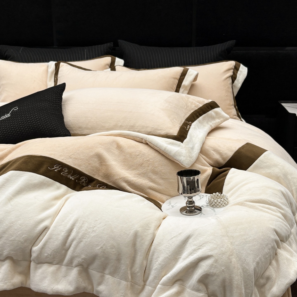 91家纺网 家纺一手货源 找家纺 蓝梦 2025新款270g全消光牛奶绒四件套-雪芙莉系列 贝壳粉