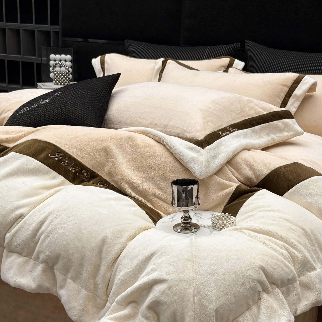 91家纺网 家纺一手货源 找家纺 蓝梦 2025新款270g全消光牛奶绒四件套-雪芙莉系列 贝壳粉