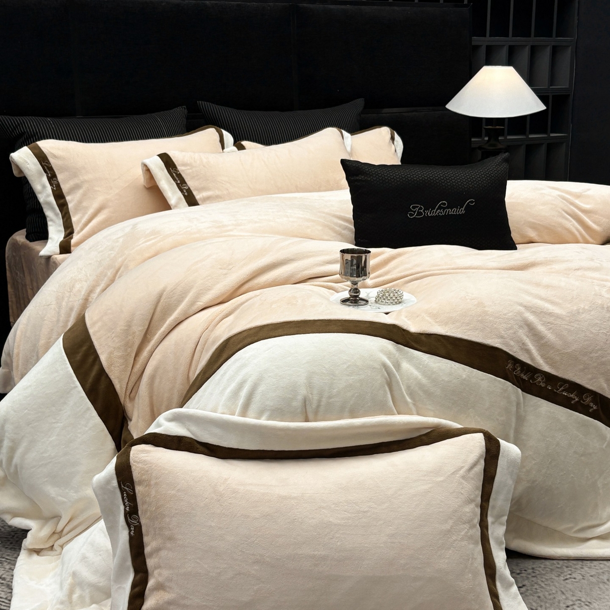 91家纺网 家纺一手货源 找家纺 蓝梦 2025新款270g全消光牛奶绒四件套-雪芙莉系列 贝壳粉