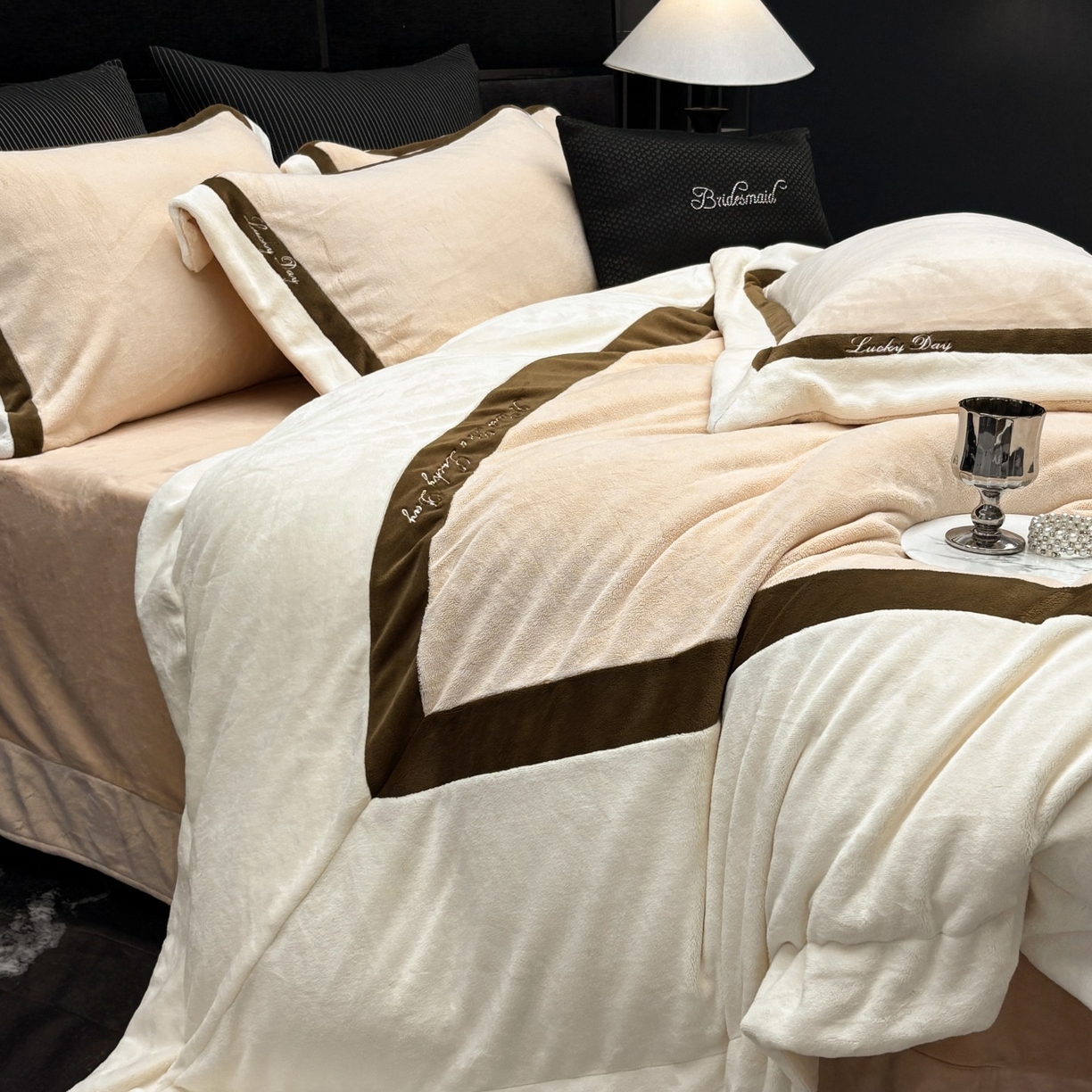 91家纺网 家纺一手货源 找家纺 蓝梦 2025新款270g全消光牛奶绒四件套-雪芙莉系列 贝壳粉