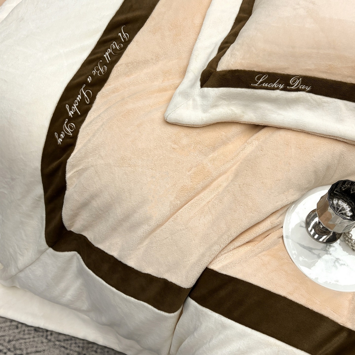 91家纺网 家纺一手货源 找家纺 蓝梦 2025新款270g全消光牛奶绒四件套-雪芙莉系列 贝壳粉