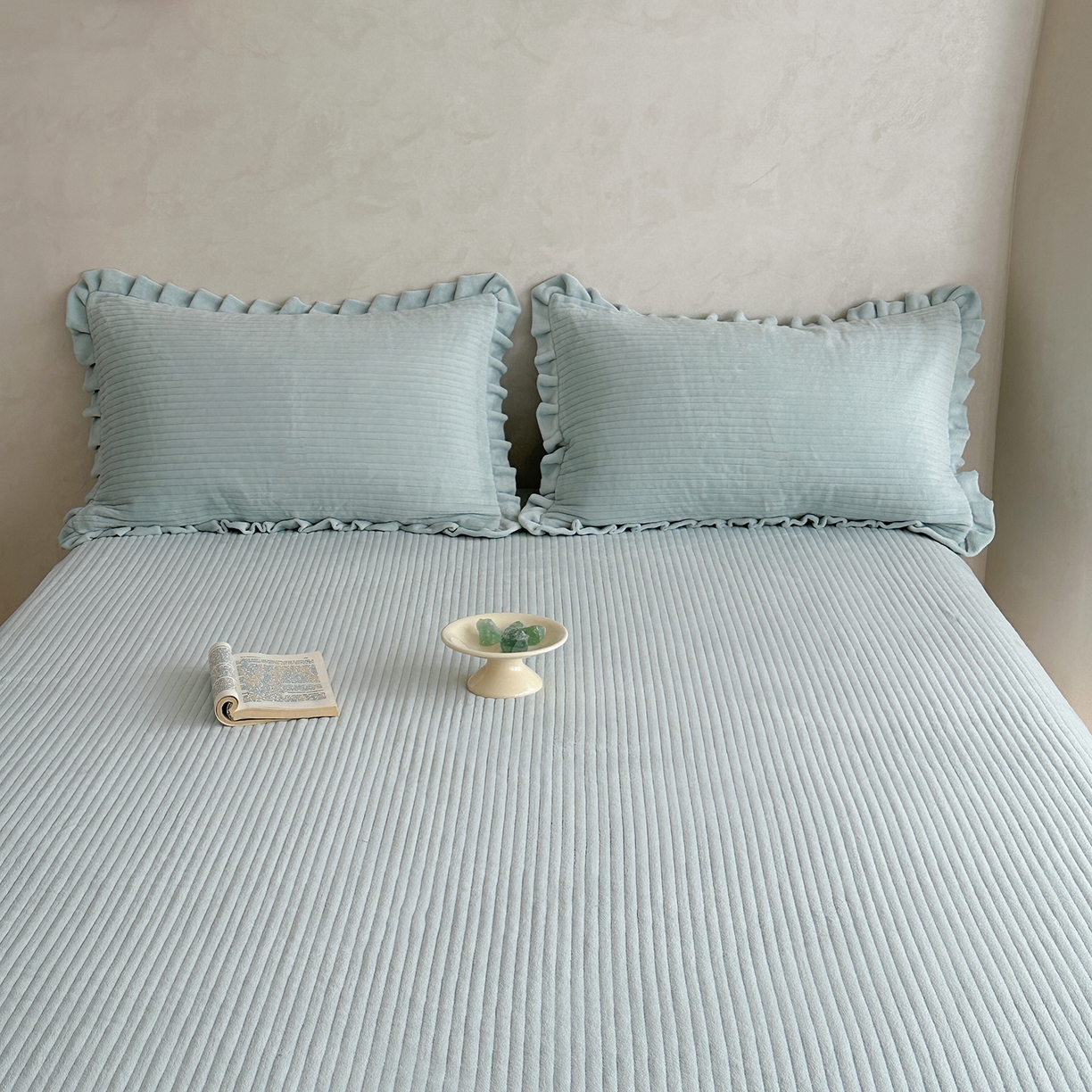 91家纺网 家纺一手货源 找家纺 （总）琳可家居 2025新款纯色消光高克重牛奶绒夹棉床笠保暖加厚床笠三件套（提供买家秀）