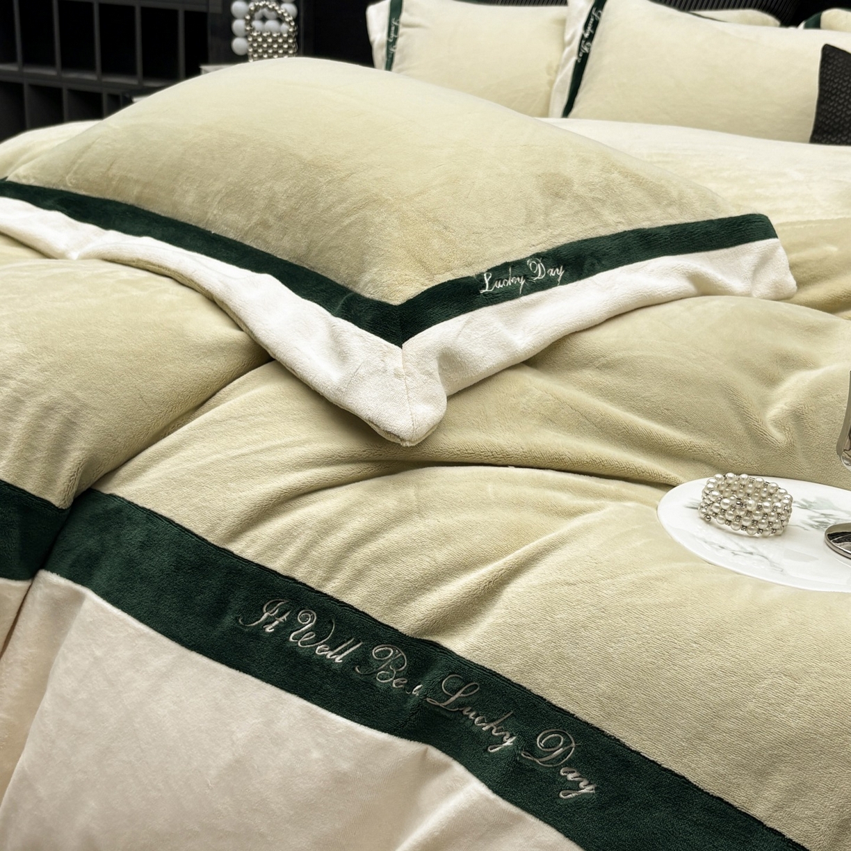 91家纺网 家纺一手货源 找家纺 蓝梦 2025新款270g全消光牛奶绒四件套-雪芙莉系列 浅绿