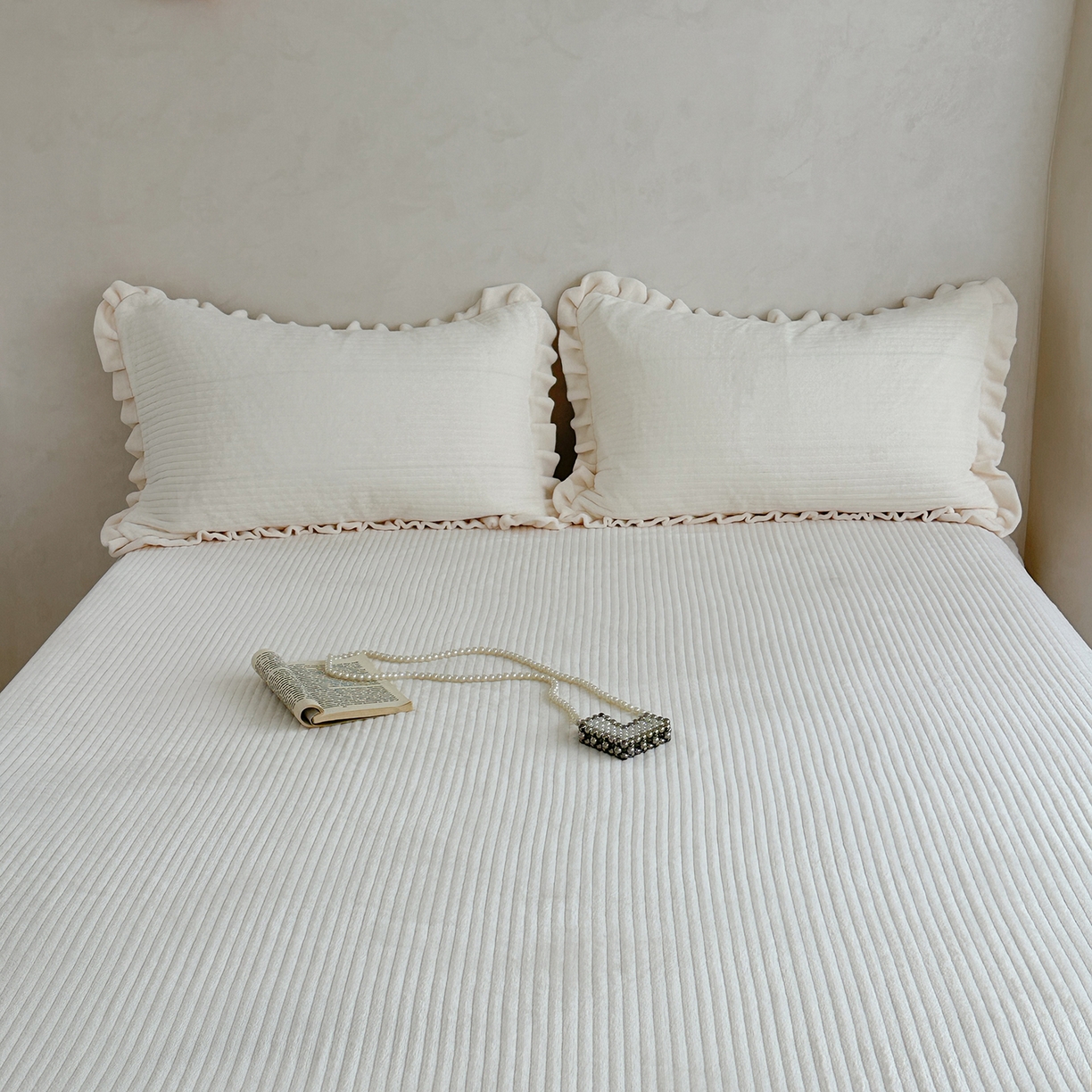 91家纺网 家纺一手货源 找家纺 琳可家居 2025新款纯色消光高克重牛奶绒夹棉床笠保暖加厚床笠三件套（提供买家秀） 云朵白-床笠款