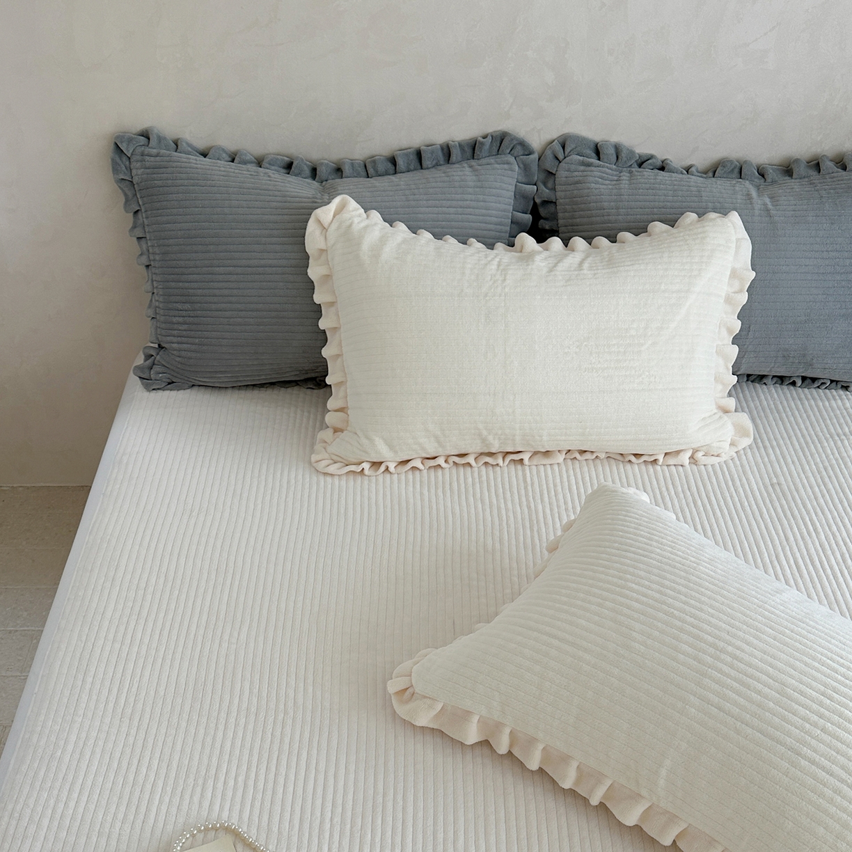 91家纺网 家纺一手货源 找家纺 琳可家居 2025新款纯色消光高克重牛奶绒夹棉床笠保暖加厚床笠三件套（提供买家秀） 云朵白-床笠款