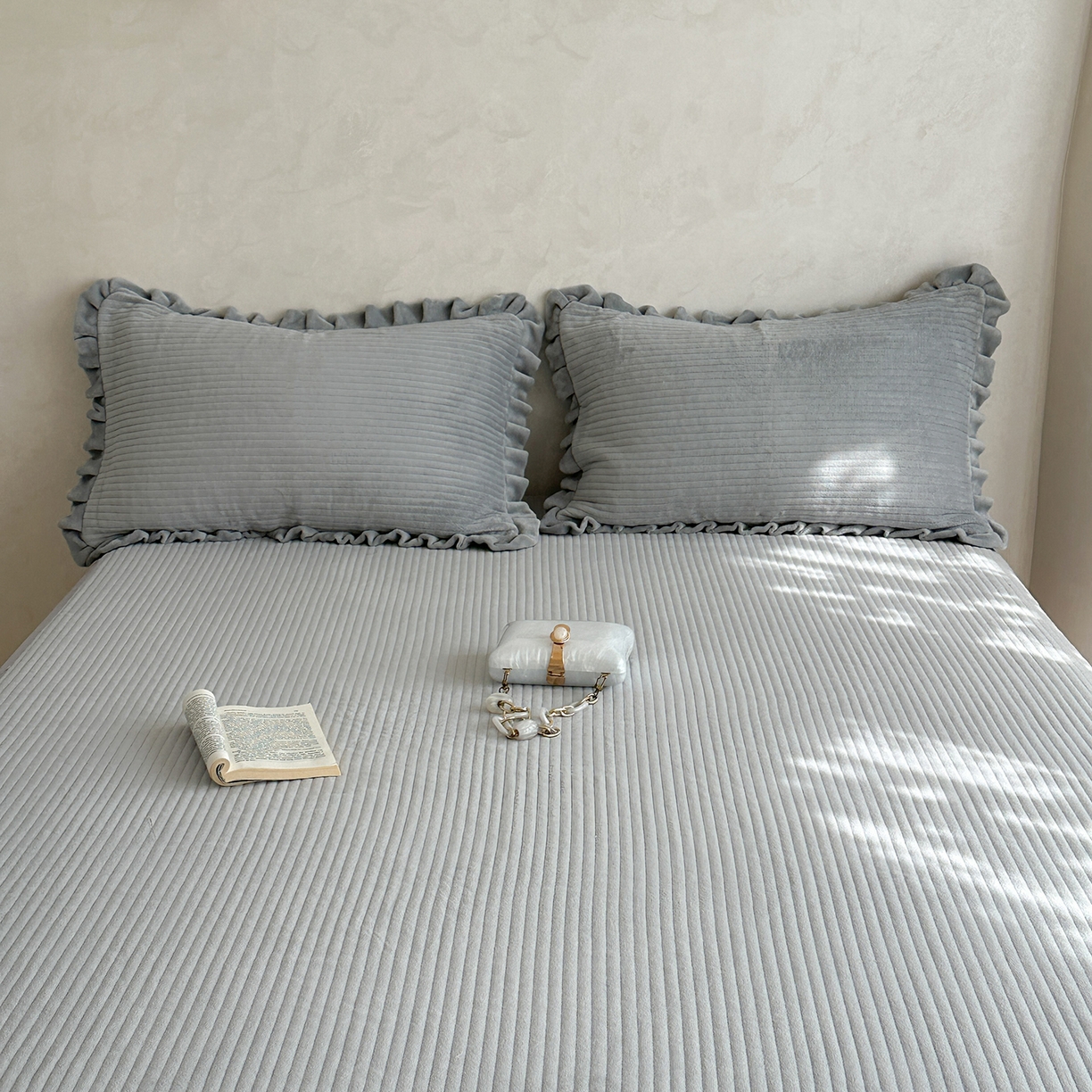 91家纺网 家纺一手货源 找家纺 琳可家居 2025新款纯色消光高克重牛奶绒夹棉床笠保暖加厚床笠三件套（提供买家秀） 静谧灰-床笠款