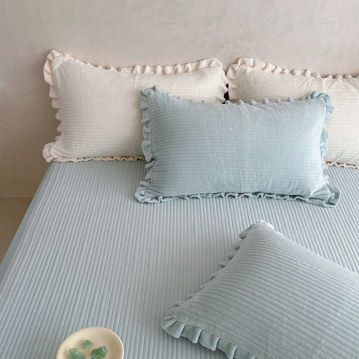 91家纺网 家纺一手货源 找家纺 琳可家居 2025新款纯色消光高克重牛奶绒夹棉床笠保暖加厚床笠三件套（提供买家秀） 海盐蓝-床笠款