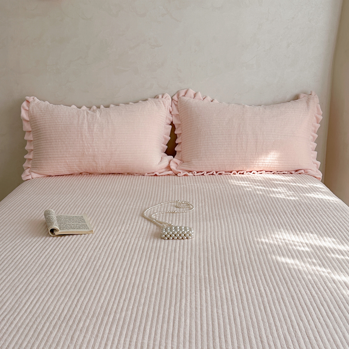 91家纺网 家纺一手货源 找家纺 琳可家居 2025新款纯色消光高克重牛奶绒夹棉床笠保暖加厚床笠三件套（提供买家秀） 悠悠粉-床笠款