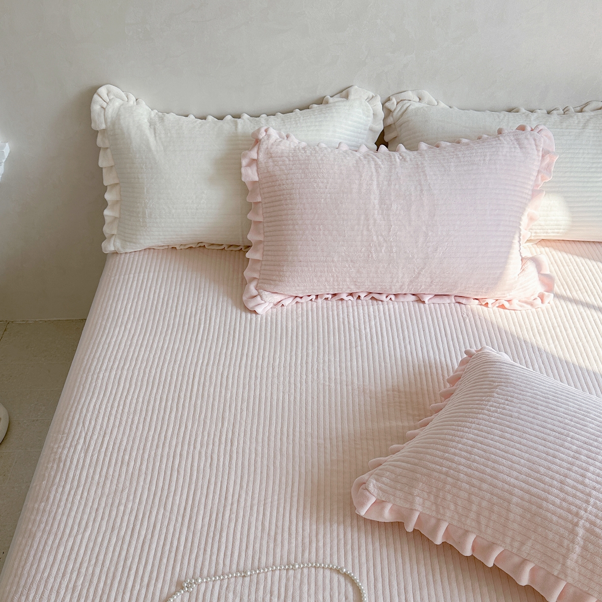 91家纺网 家纺一手货源 找家纺 琳可家居 2025新款纯色消光高克重牛奶绒夹棉床笠保暖加厚床笠三件套（提供买家秀） 悠悠粉-床笠款