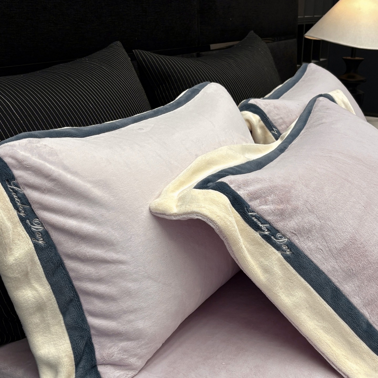 91家纺网 家纺一手货源 找家纺 蓝梦 2025新款270g全消光牛奶绒四件套-雪芙莉系列 浅紫