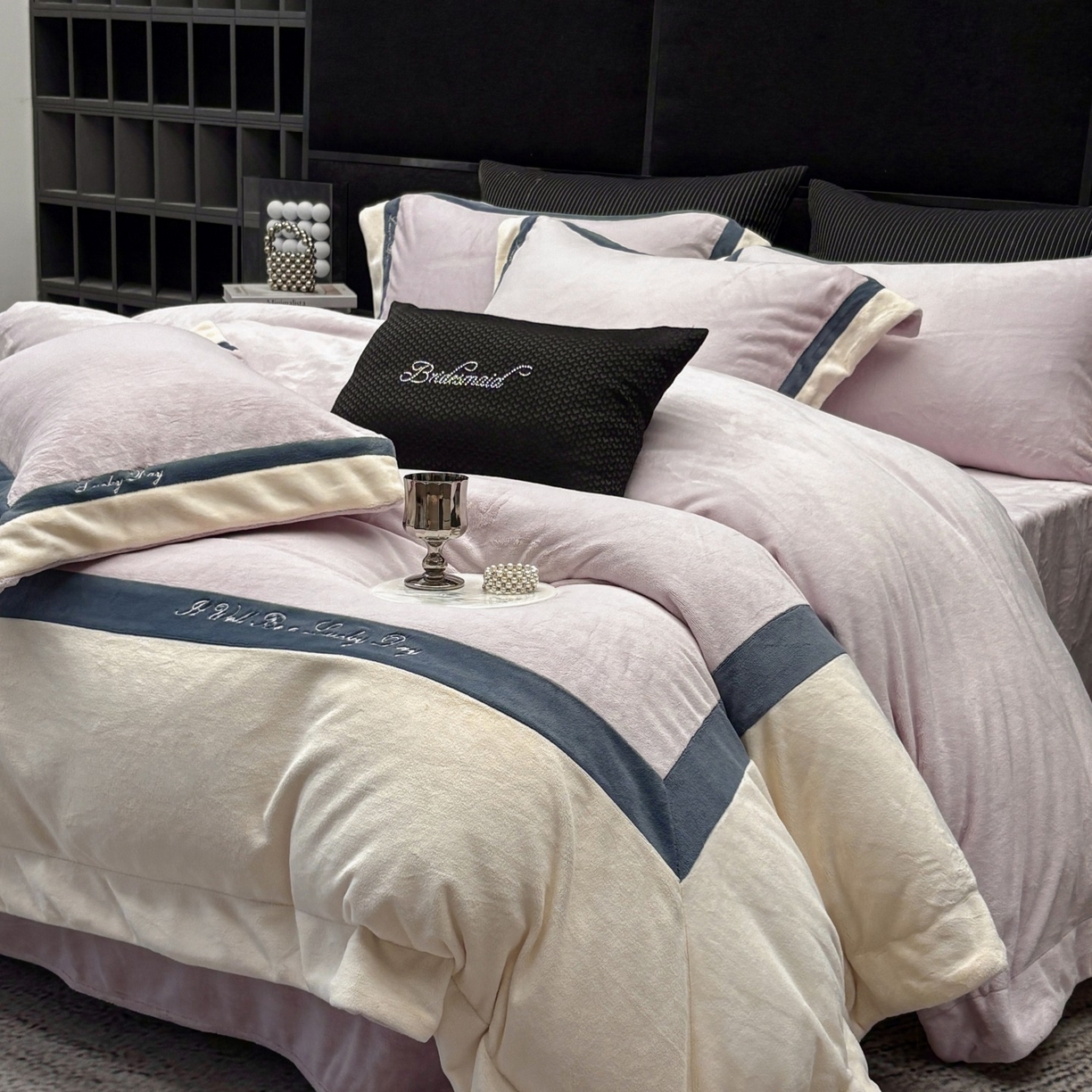 91家纺网 家纺一手货源 找家纺 蓝梦 2025新款270g全消光牛奶绒四件套-雪芙莉系列 浅紫