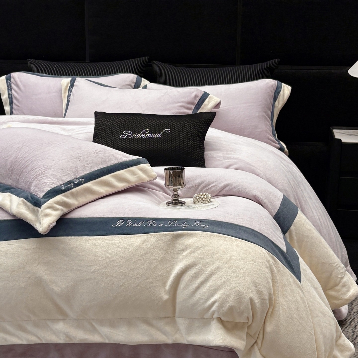 91家纺网 家纺一手货源 找家纺 蓝梦 2025新款270g全消光牛奶绒四件套-雪芙莉系列 浅紫