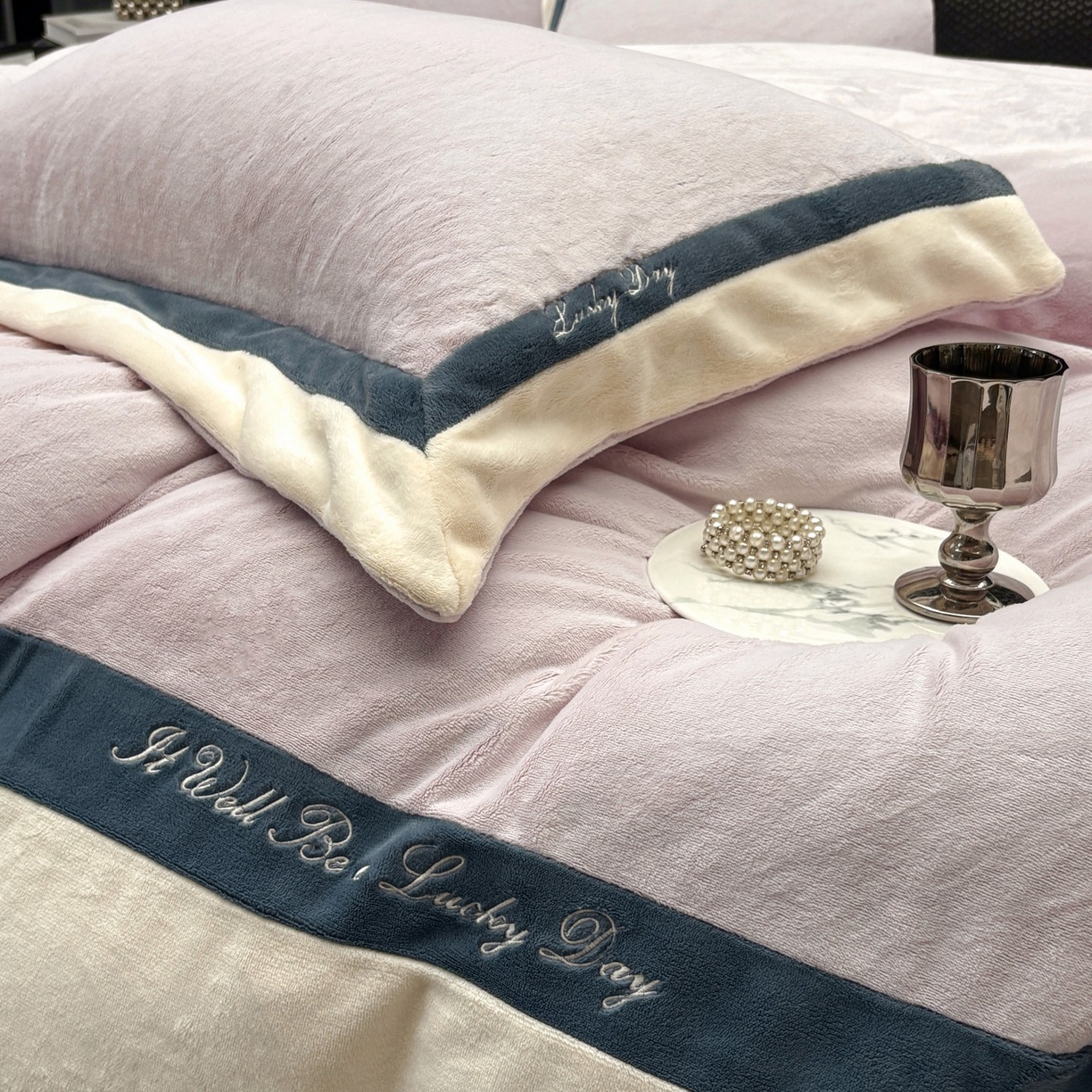 91家纺网 家纺一手货源 找家纺 蓝梦 2025新款270g全消光牛奶绒四件套-雪芙莉系列 浅紫