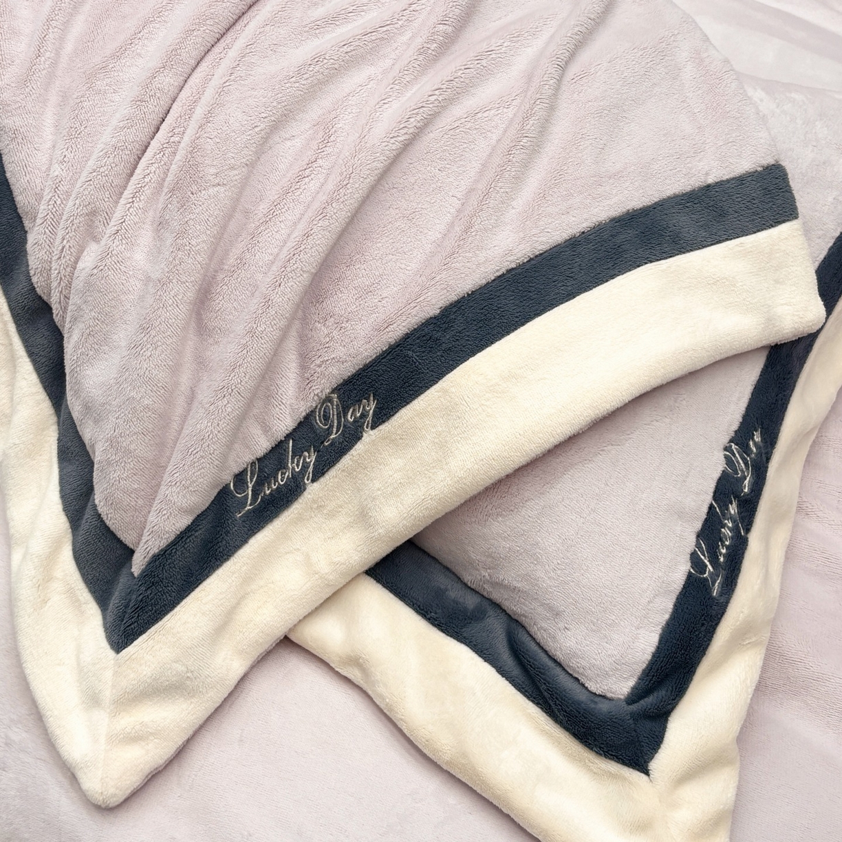 91家纺网 家纺一手货源 找家纺 蓝梦 2025新款270g全消光牛奶绒四件套-雪芙莉系列 浅紫