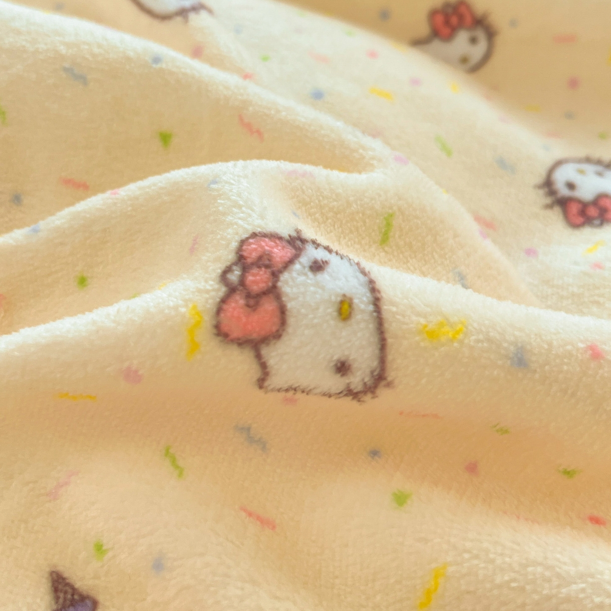 91家纺网 家纺一手货源 找家纺 星禾优选 2025新款三丽鸥高克重牛奶绒印花四件套 绒-彩带kt