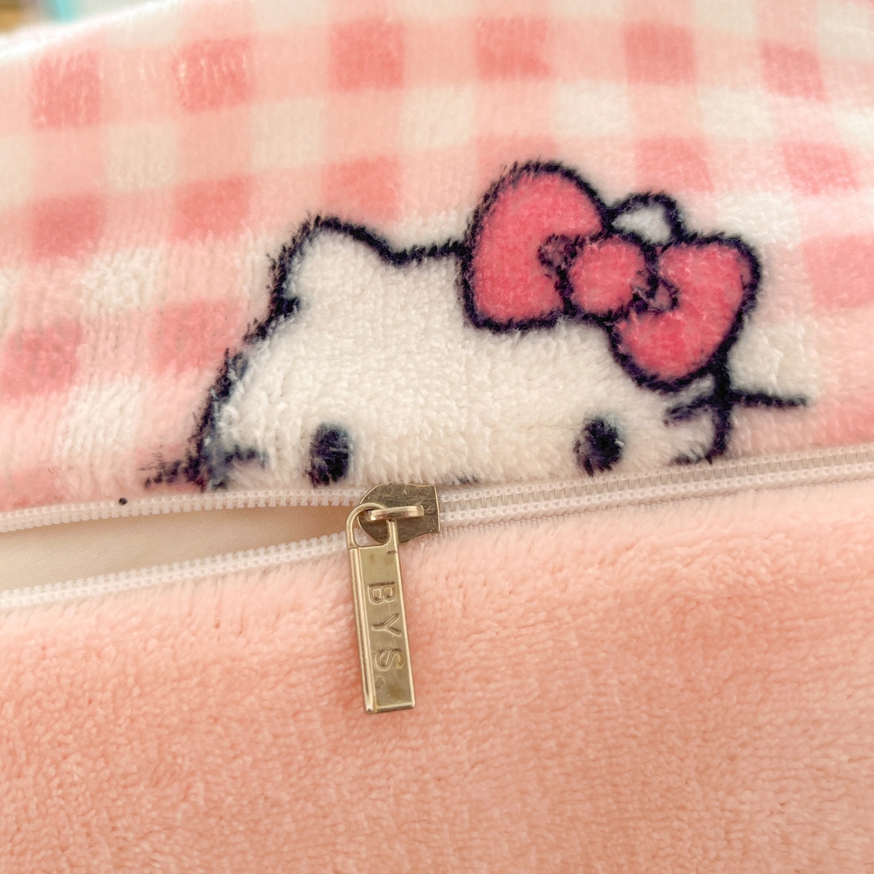 91家纺网 家纺一手货源 找家纺 星禾优选 2025新款三丽鸥高克重牛奶绒印花四件套 绒-胡须粉kt