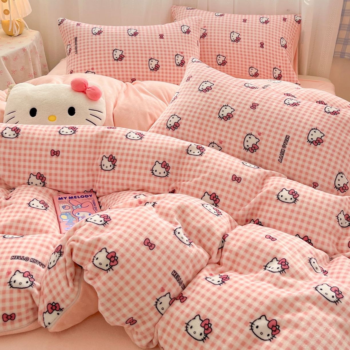 91家纺网 家纺一手货源 找家纺 星禾优选 2025新款三丽鸥高克重牛奶绒印花四件套 绒-胡须粉kt