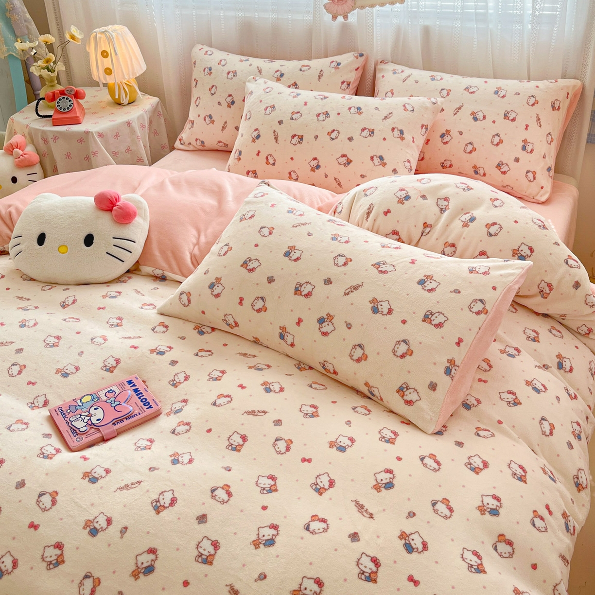 91家纺网 家纺一手货源 找家纺 星禾优选 2025新款三丽鸥高克重牛奶绒印花四件套 绒-凯蒂与熊