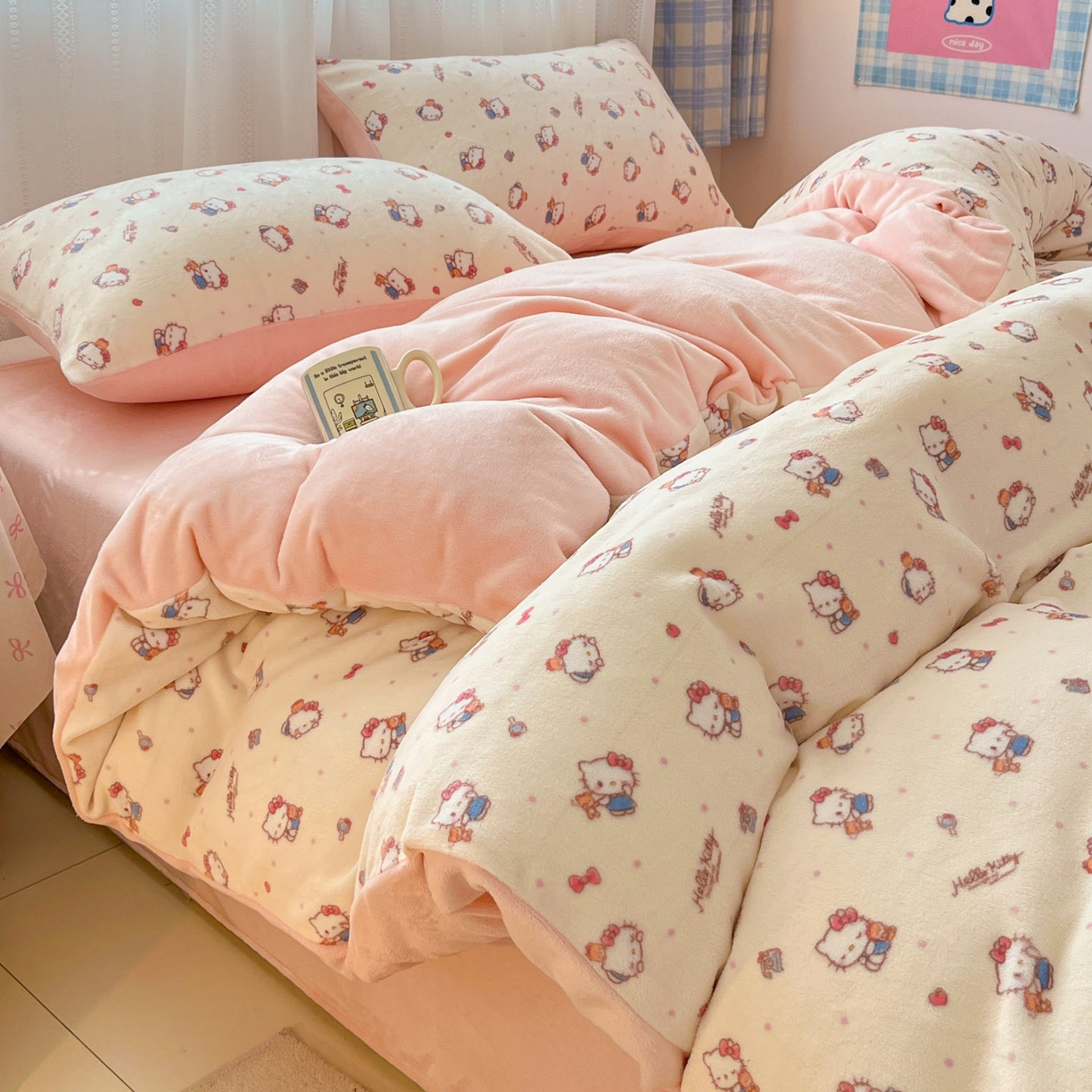 91家纺网 家纺一手货源 找家纺 星禾优选 2025新款三丽鸥高克重牛奶绒印花四件套 绒-凯蒂与熊