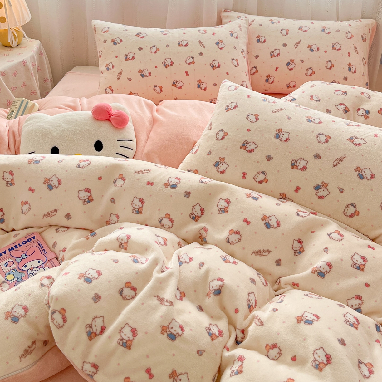 91家纺网 家纺一手货源 找家纺 星禾优选 2025新款三丽鸥高克重牛奶绒印花四件套 绒-凯蒂与熊