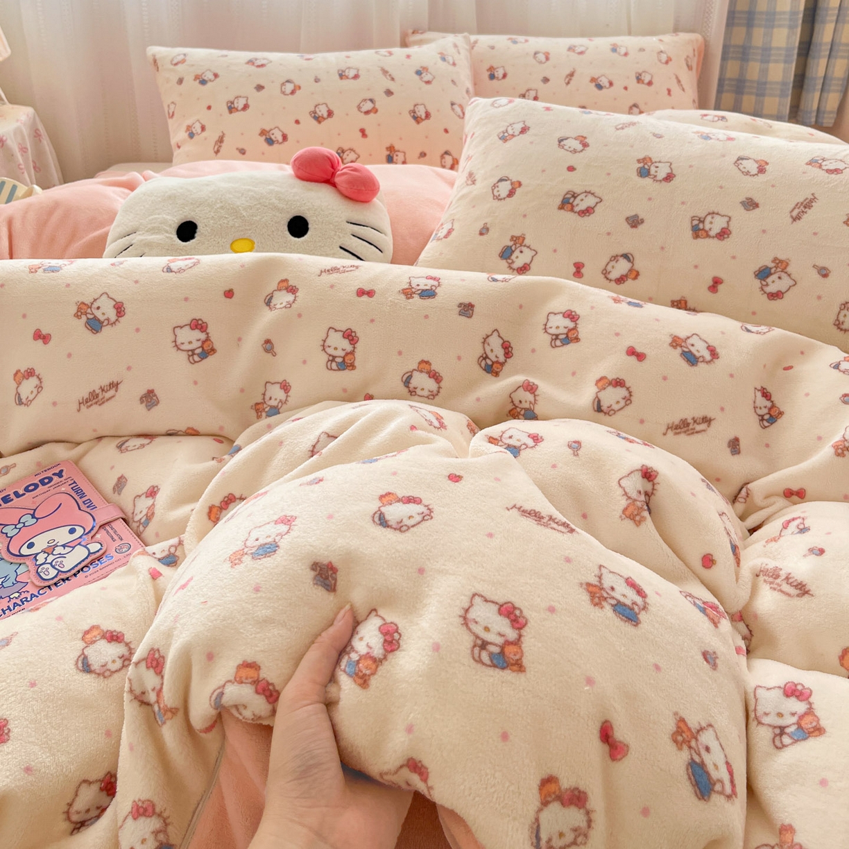 91家纺网 家纺一手货源 找家纺 星禾优选 2025新款三丽鸥高克重牛奶绒印花四件套 绒-凯蒂与熊