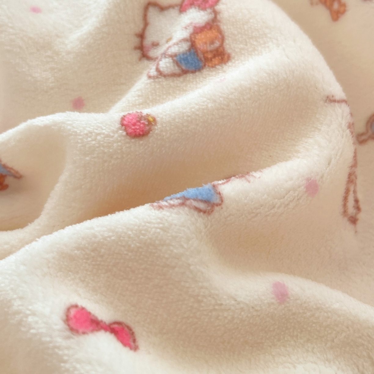 91家纺网 家纺一手货源 找家纺 星禾优选 2025新款三丽鸥高克重牛奶绒印花四件套 绒-凯蒂与熊