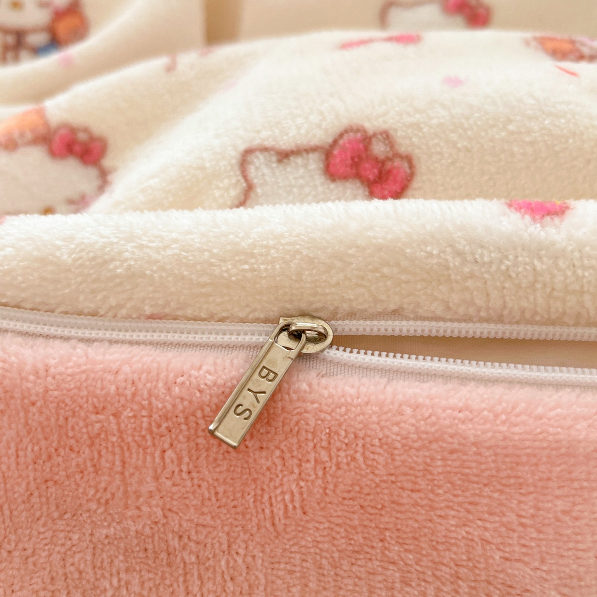 91家纺网 家纺一手货源 找家纺 星禾优选 2025新款三丽鸥高克重牛奶绒印花四件套 绒-凯蒂与熊