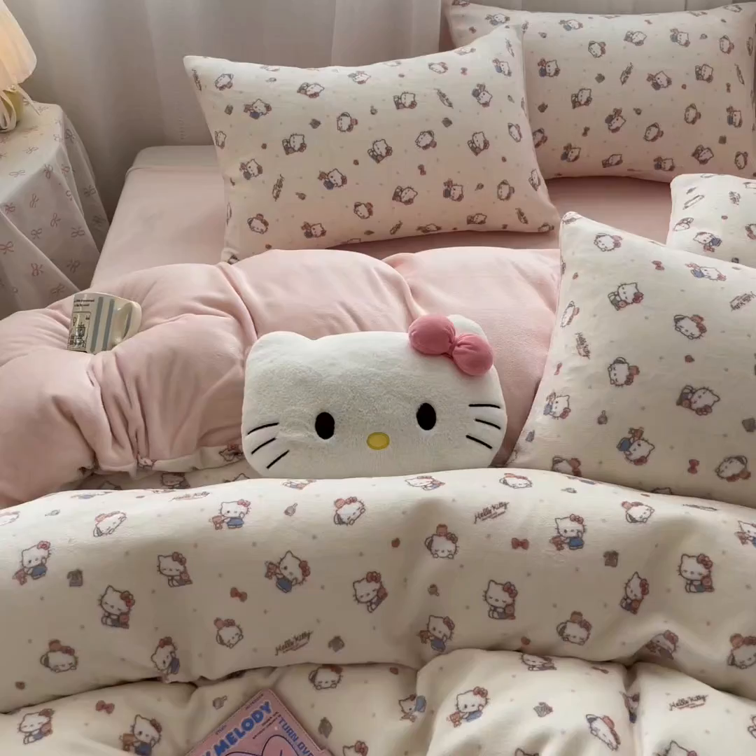 91家纺网 家纺一手货源 找家纺 星禾优选 2025新款三丽鸥高克重牛奶绒印花四件套 绒-凯蒂与熊