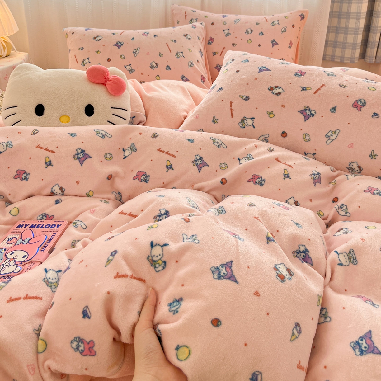 91家纺网 家纺一手货源 找家纺 星禾优选 2025新款三丽鸥高克重牛奶绒印花四件套 绒-丽鸥星球