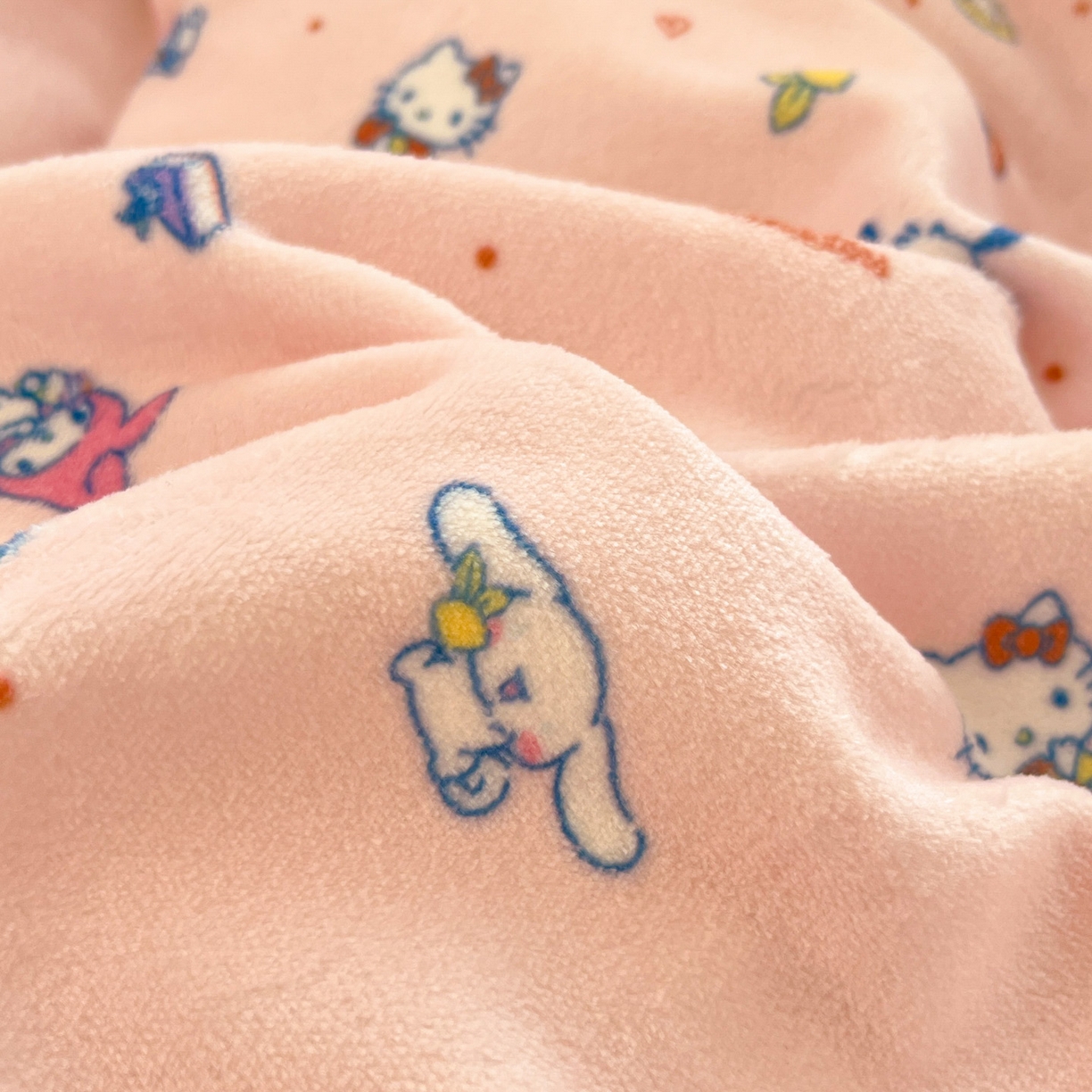 91家纺网 家纺一手货源 找家纺 星禾优选 2025新款三丽鸥高克重牛奶绒印花四件套 绒-丽鸥星球