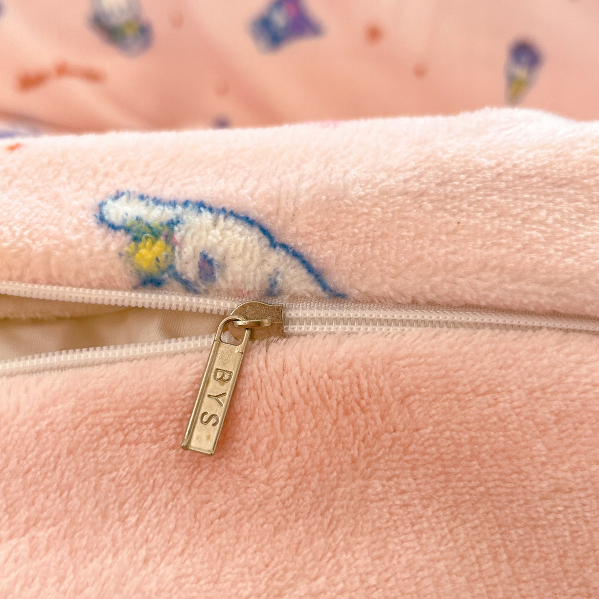 91家纺网 家纺一手货源 找家纺 星禾优选 2025新款三丽鸥高克重牛奶绒印花四件套 绒-丽鸥星球