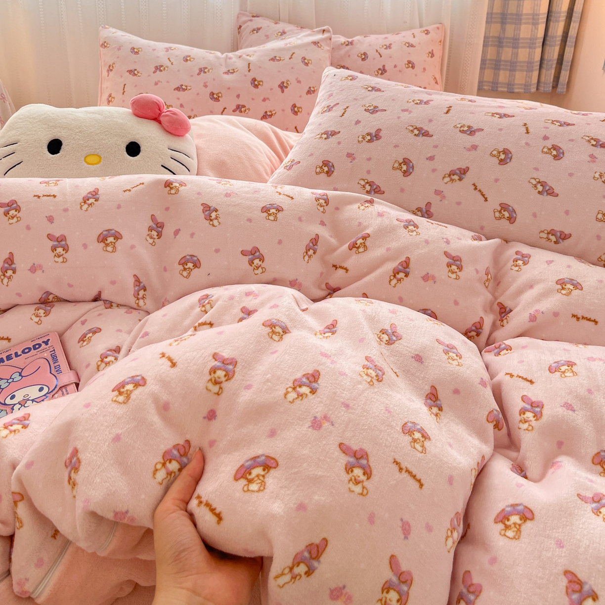 91家纺网 家纺一手货源 找家纺 星禾优选 2025新款三丽鸥高克重牛奶绒印花四件套 绒-糯叽美乐蒂