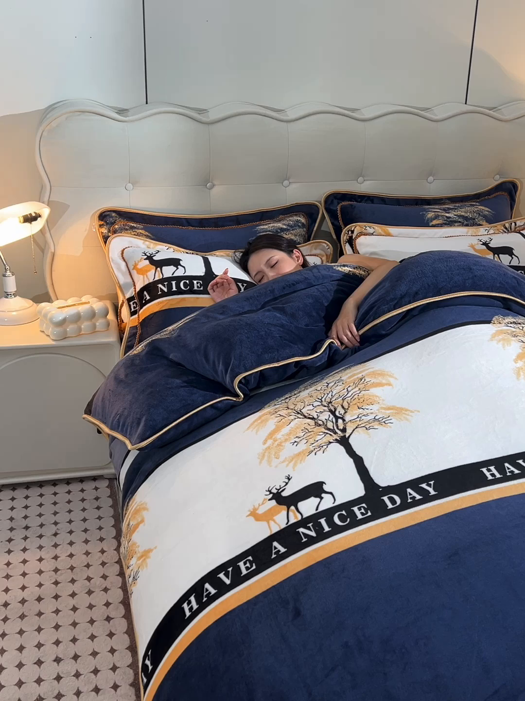 91家纺网 家纺一手货源 找家纺 佳一 2025新款高克重8-9斤 印花牛奶绒四件套 鹿之恋