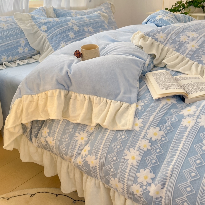 91家纺网 家纺一手货源 找家纺 爱家（原缔乐家纺） 2025新款牛奶雕花绒四件套-小雏菊 小雏菊-天空兰