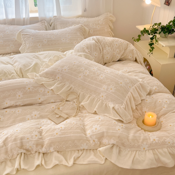 91家纺网 家纺一手货源 找家纺 爱家（原缔乐家纺） 2025新款牛奶雕花绒四件套-小雏菊 小雏菊-奶昔白