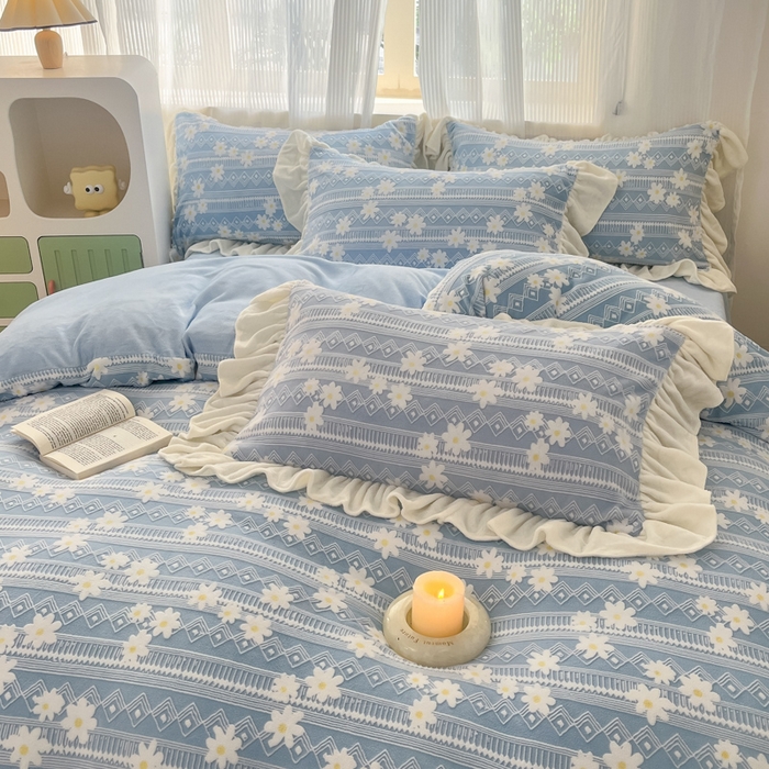 91家纺网 家纺一手货源 找家纺 爱家（原缔乐家纺） 2025新款牛奶雕花绒四件套-小雏菊 小雏菊-天空兰