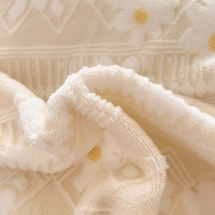 91家纺网 家纺一手货源 找家纺 爱家（原缔乐家纺） 2025新款牛奶雕花绒四件套-小雏菊 小雏菊-奶昔白