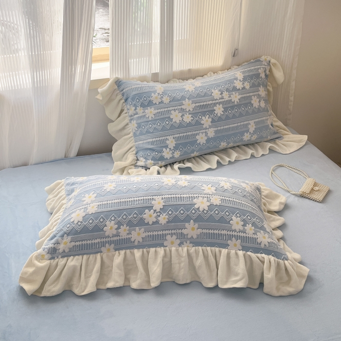 91家纺网 家纺一手货源 找家纺 爱家（原缔乐家纺） 2025新款牛奶雕花绒四件套-小雏菊 小雏菊-天空兰