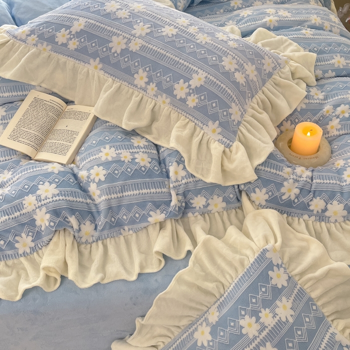 91家纺网 家纺一手货源 找家纺 爱家（原缔乐家纺） 2025新款牛奶雕花绒四件套-小雏菊 小雏菊-天空兰