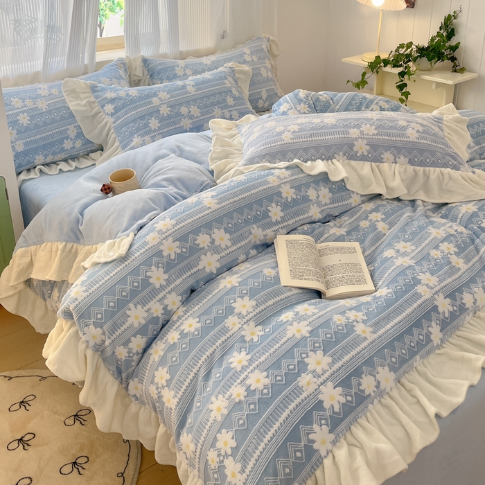 91家纺网 家纺一手货源 找家纺 爱家（原缔乐家纺） 2025新款牛奶雕花绒四件套-小雏菊 小雏菊-天空兰